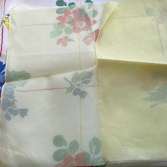 Vintage organdy (ca 1950's), yellow fabric, 36" wide, 17" long - Picture 3 of 4